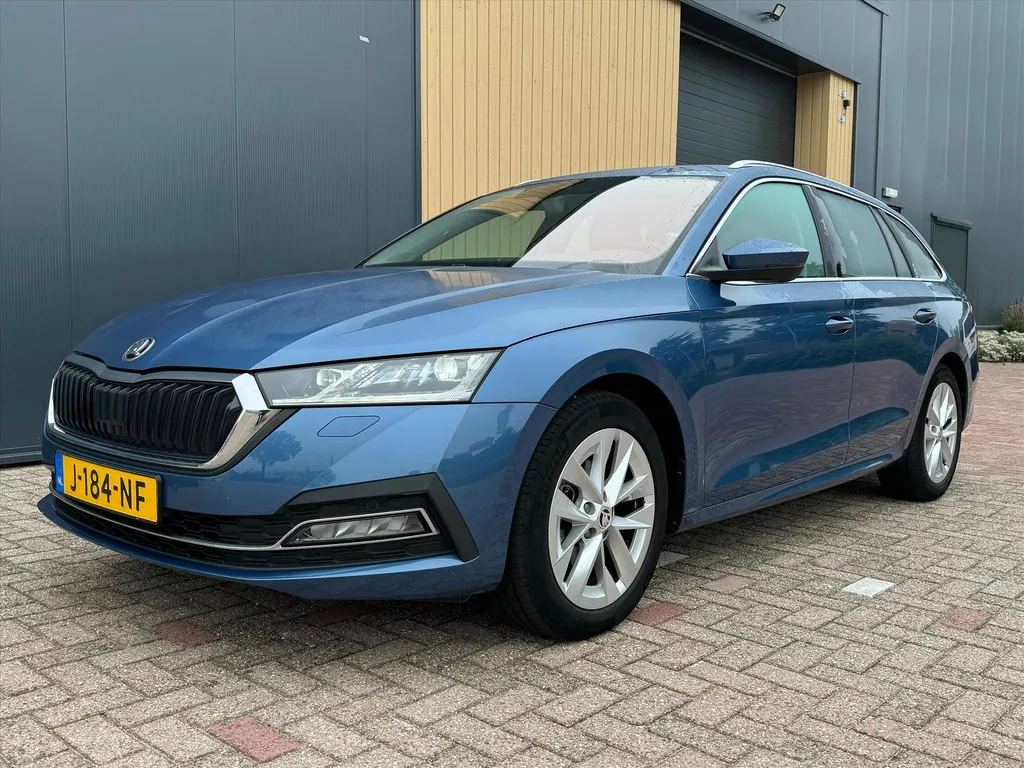 Skoda Octavia Combi 1.5 TSI Greentech 150pk First Edition | ADAPT. CRUISE | ELEKT. ACHTERKLEP| MATRIX LED KOPLAMPEN | APPLE/ ANDROID CARLPLAY.