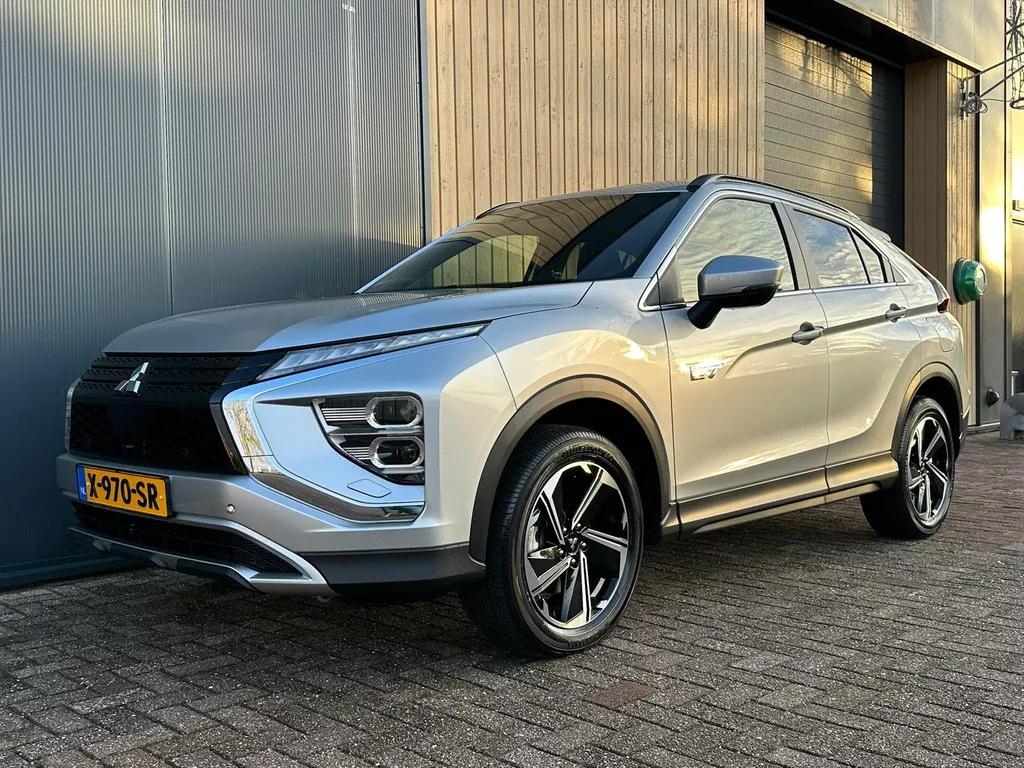 MITSUBISHI Eclipse Cross  2.4 PHEV Intense+ | Carplay | Navigatie | Stoelverwarming | Climate Control | Standkachel | Cruise Control |