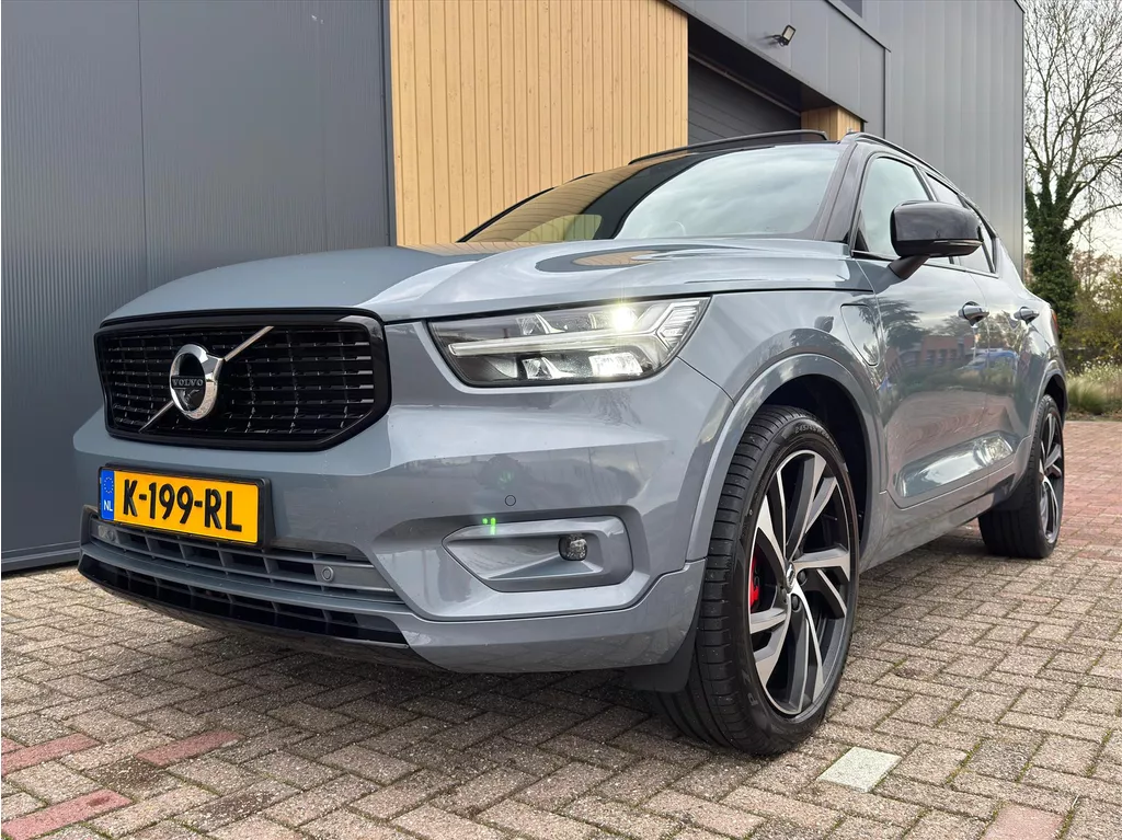VOLVO Xc40 T5 Twin Engine 262pk R-Design | NL Auto | H&K | Pano | Trekhaak | 360 Camera | ACC | Stoel/Stuurverwarming | BLIS | Carplay | Navi |