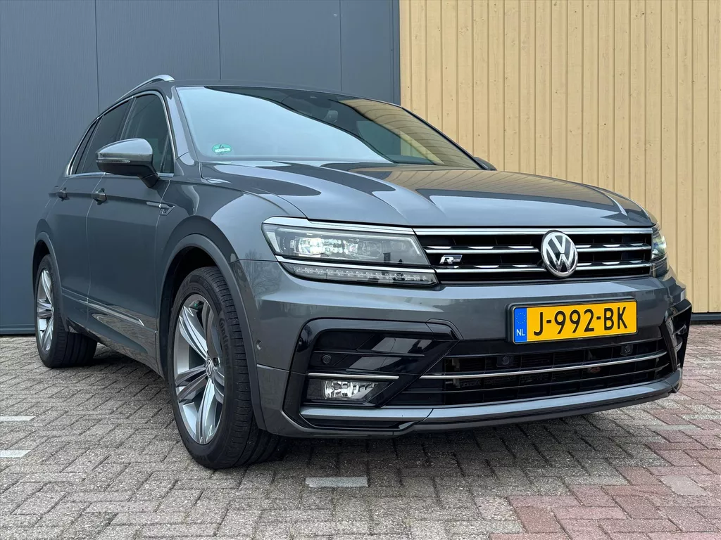 VOLKSWAGEN Tiguan 1.5 TSI 150pk DSG Highline R-Line | 1e eigenaar | NL Auto | Pano | Trekhaak | ACC | Stoelverwarming | Carplay |