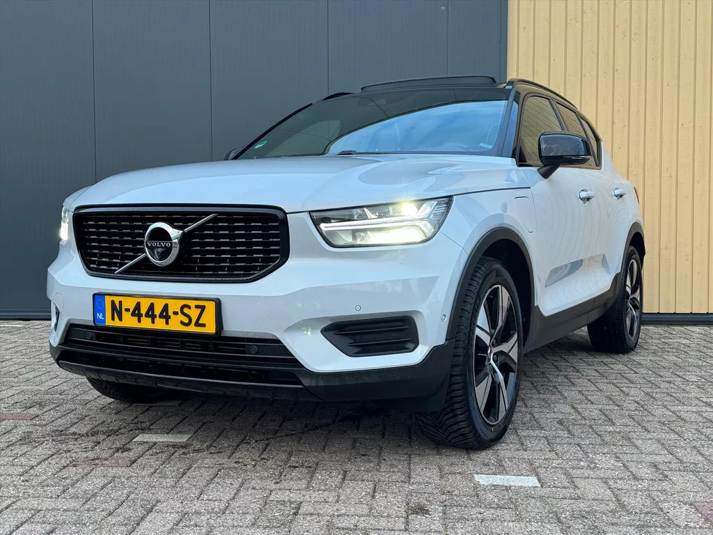 VOLVO Xc40 T5 Twin Engine 262pk Geartronic R-Design | NL Auto | Pano H&K | Trekhaak | ACC | Stoel/Stuurverwarming | 360 Camera |