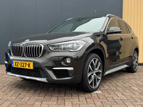 BMW X1 (f48) sDrive20i 192pk Orange Edition III 1e Eigenaar| Dealer Onderhouden | NL Auto | Trekhaak | Pano | Camera | Stoel/Stuurverwarming |