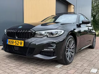 BMW 3-Serie Touring (g21) 330e 292pk xDrive M-Sport | Pano | Trekhaak | Laser | Memory | HUD | ACC | Stoel/Stuurverwarming | 360 Camera |